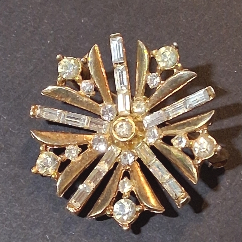 * Vintage Crown Trifari Baguette Snowflake Brooch Pin